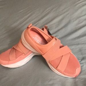 Memory foam sketchers. A lovely Peachy 🍑 color.